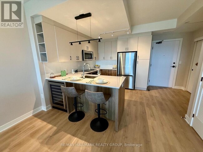 Photo - 275 Carling Ave Unit 908