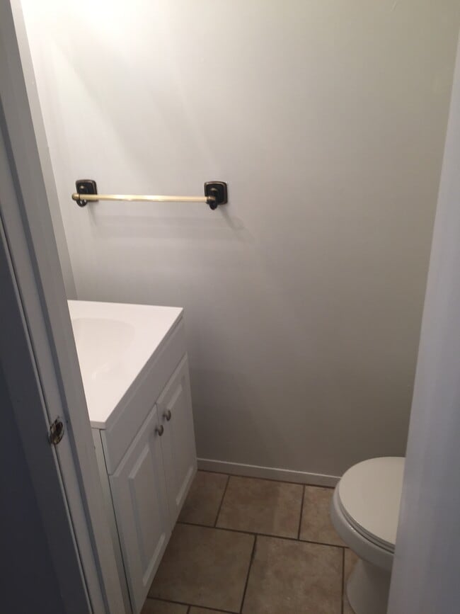 121 Oakwood Rd Unit E