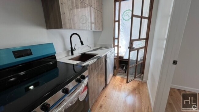 Building Photo - GUT RENOVATECD SUPER BRIGHT 3 BEDROOMS CUM... Unit 2 Rental