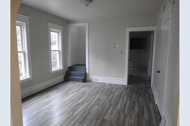 Photo - 648 Plett St SW