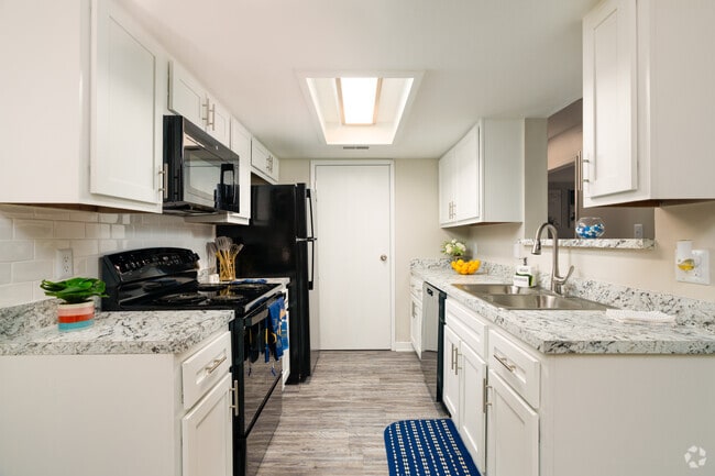 1BR, 1BA - 704SF - Kitchen