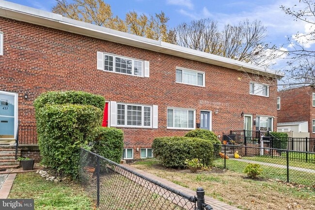 Building Photo - 433 Earl St