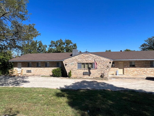 Building Photo - "Charming 1-Bedroom Retreat in Forsyth - Perfect for Cozy Living!" Unit 2