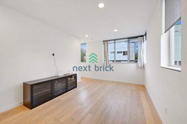 Photo - A beautiful 3 bed and 2 bathroom townhouse for rent Unit D