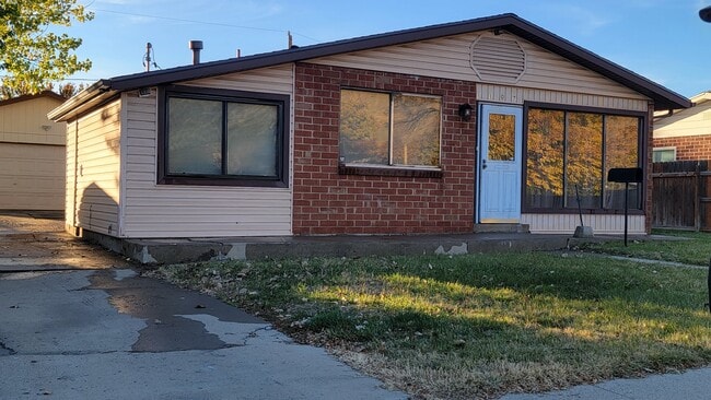 Building Photo - 1107 Topaz Dr