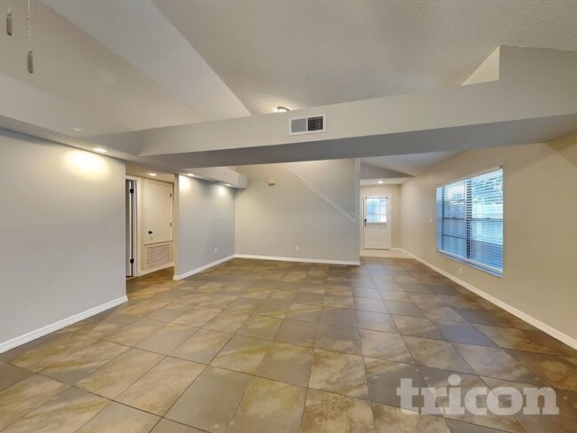 Photo - 419 E Springtree Way