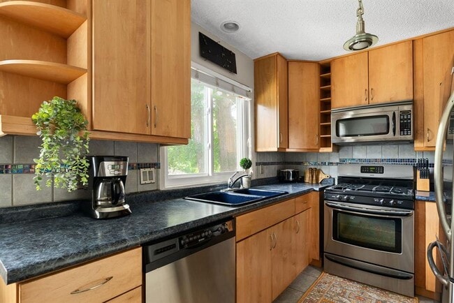 Photo - 2320 Montclaire St