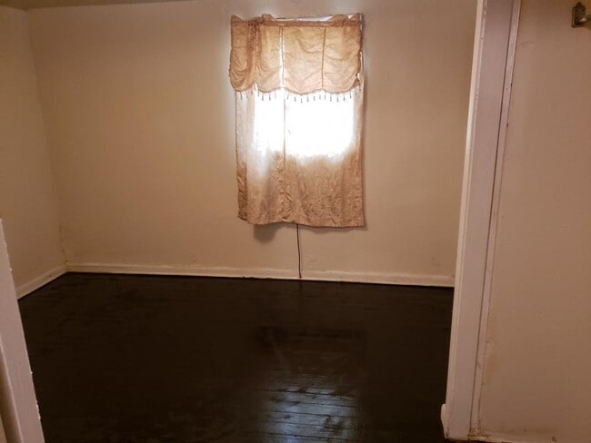 Photo - 645 W College St