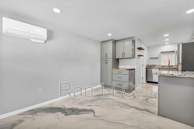 Photo - 952 Haskell St