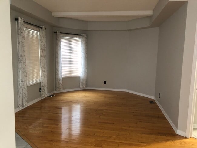 Photo - 456 Weston Cres Unit 4-Bedroom