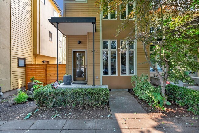 Photo - Stunning Townhome Style in NE Portland Lloyd Center District