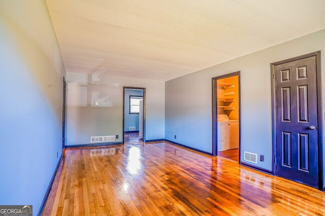 Photo - 2877 Whispering Hills Dr