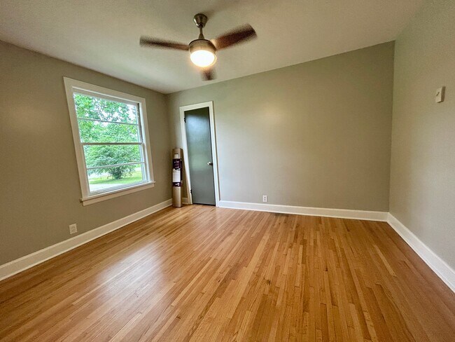 Photo - 247 Graeme Dr