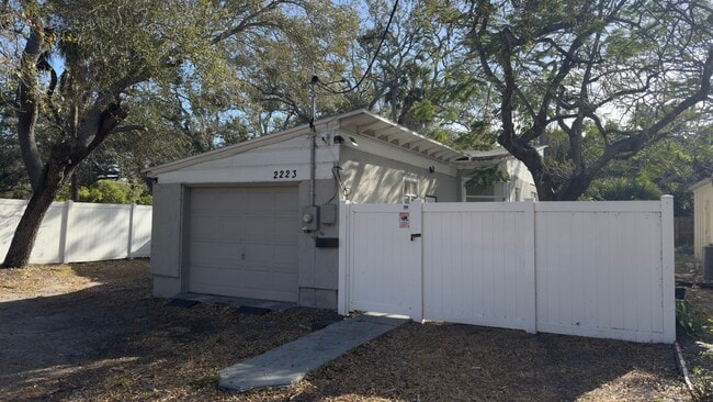 Building Photo - 2223 W Harbor Dr S