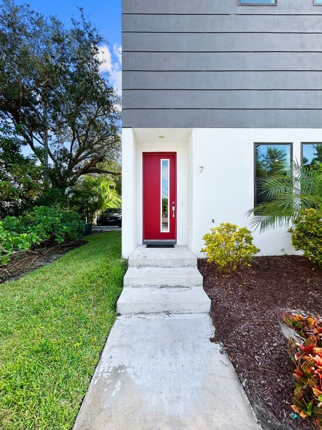 Building Photo - Stunning Townhome in the Heart of Tampa with Rooftop Terrace - 3beds|3.5bath