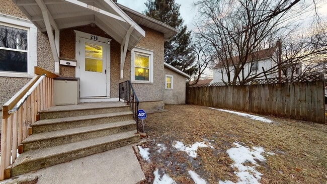 Building Photo - Walk to Restaurants and Shopping