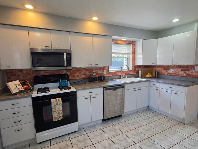 Photo - 8418 W Crain St
