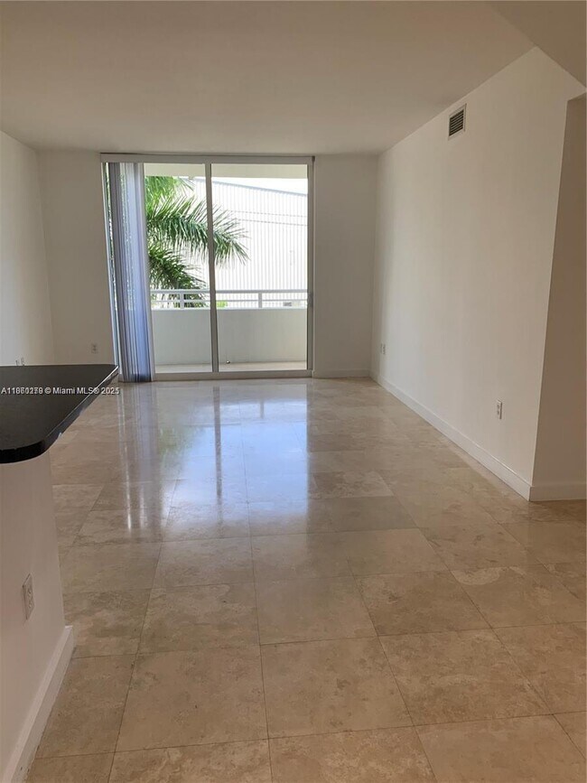 Photo - 18800 NE 29th Ave Unidad 316