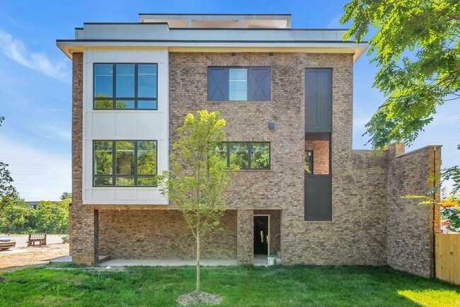 Photo - Beautiful 2BR/2BA top-floor end unit!