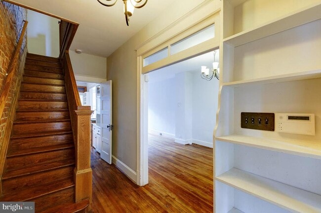 Building Photo - 916 5th St NE