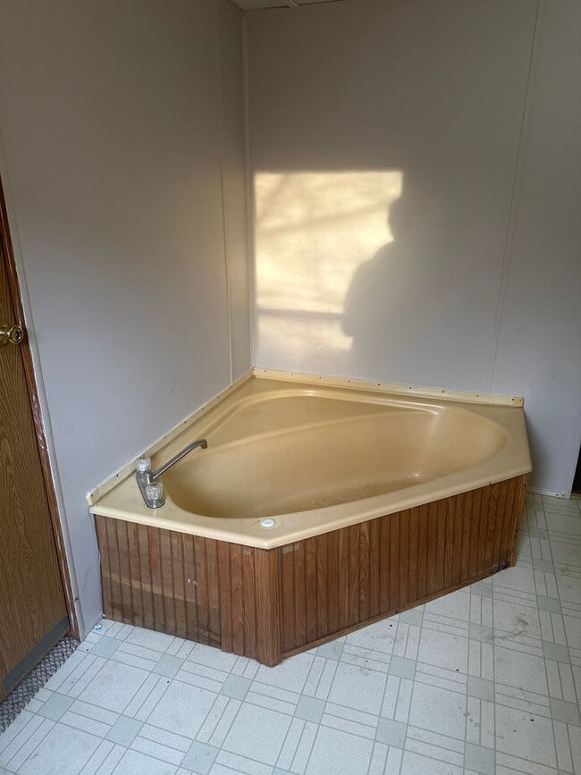 Photo - Quaint 2 BR/1BA mobile home located in downtown Divernon!