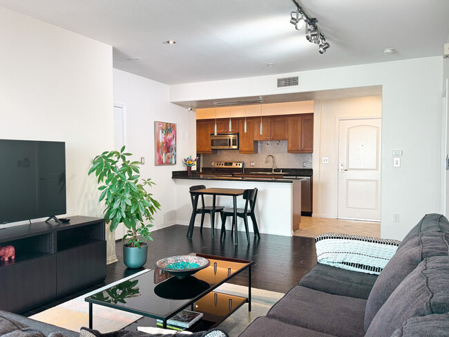 Updated 2BD/2BA condo with open concept living area - 3740 Santa Rosalia Dr Condo Unit 426