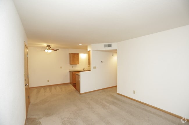 1BR, 1BA - 590 SF