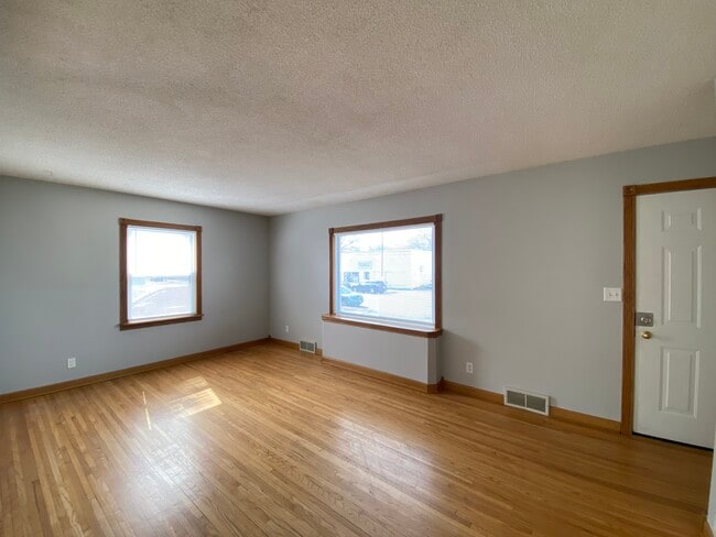 Photo - 610 6th Ave NW