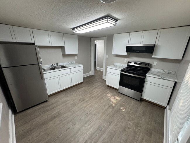 Building Photo - 1601 Hart St Unit 03