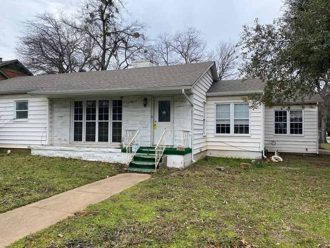 Building Photo - 3/2/2 in Convenient Denison Location Rental
