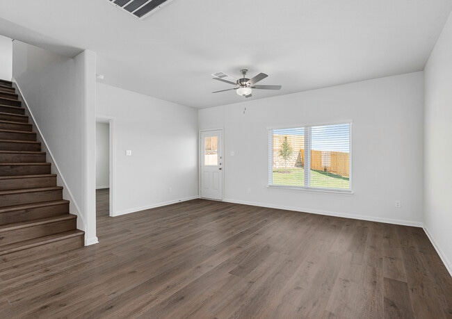 Photo - 940 Cawthorne Trl