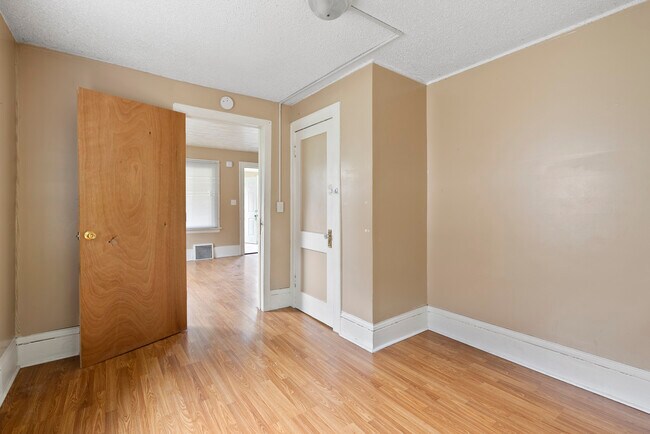 Photo - 1006 Logan Ave N