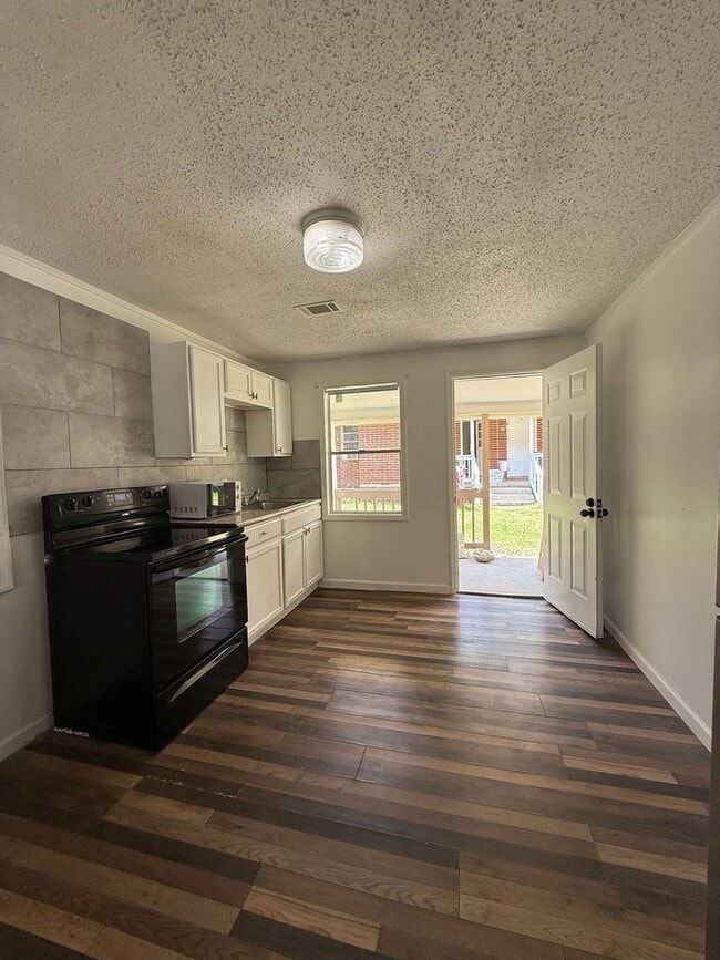Building Photo - Freshly renovated 3 bedroom unit!