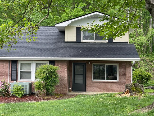 FURNISHED- SOME UTILITIES INCLUDED-LAWN CA... - FURNISHED- SOME UTILITIES INCLUDED-LAWN CA... Casa