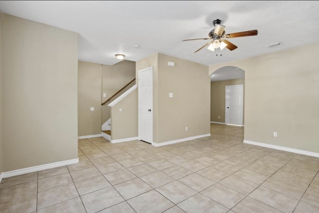 Entrada con armario para abrigos - 605 Center St Unidad B