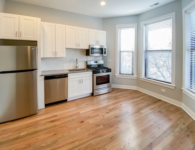Building Photo - 350 W Dickens Ave Unit 2103-4