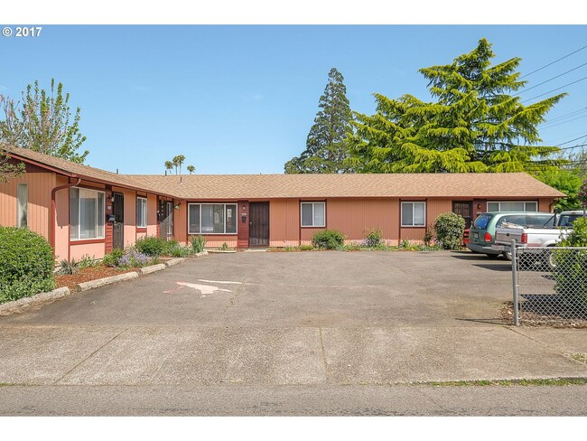 Building Photo - Updated Four-Plex in SE Portland with Fenc... Rental