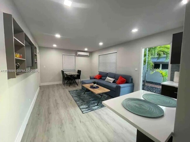 1925 Dewey St Unit 1927