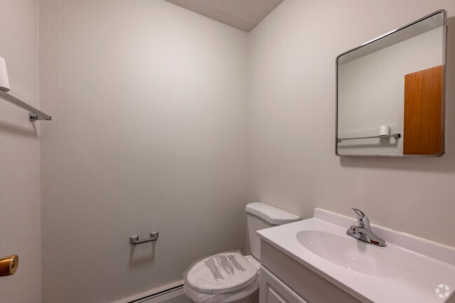 2BD, 1BA - 960 SF - Redstone Gardens - Bathroom