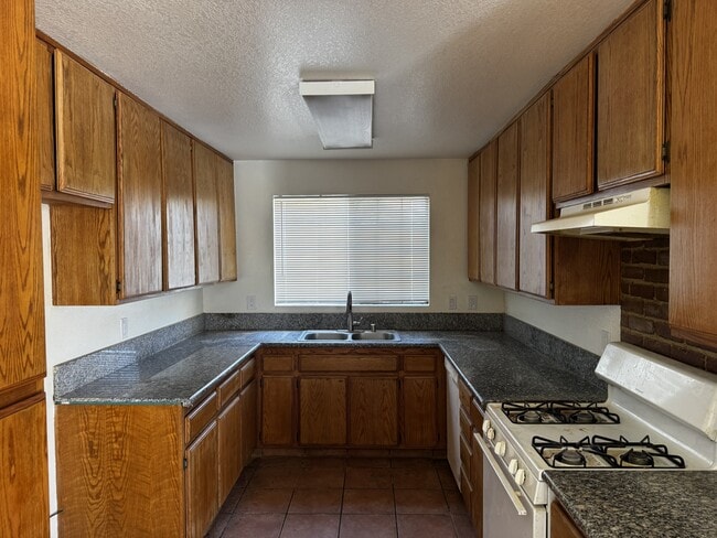 Photo - 16280 Jasmine St