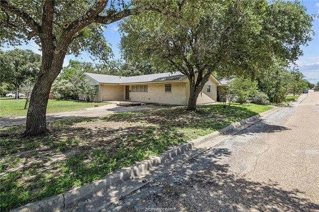 Photo - 305 W Brookside Dr