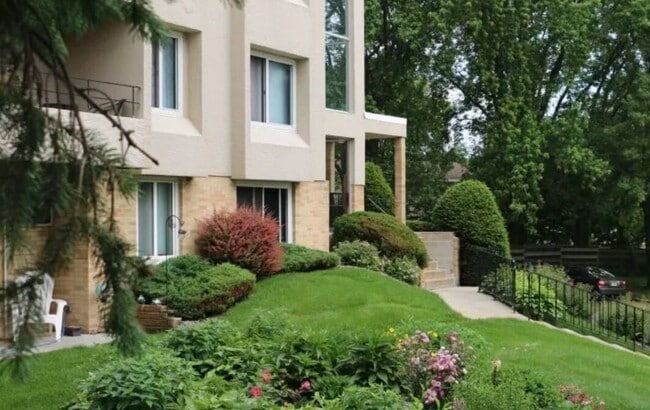 Building Photo - 366 Elton Hills Dr NW Unit 15