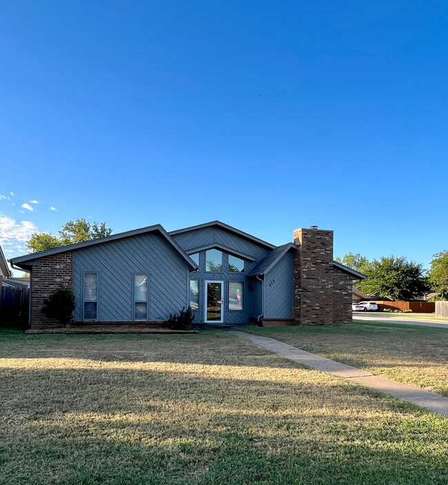 Charming Sunny Home in West Edmond! - Charming Sunny Home in West Edmond!