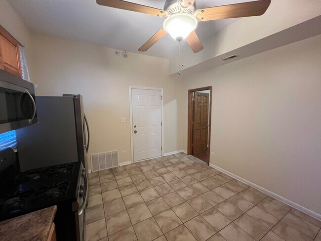 Photo - 2028 N Hamlin Ave Unit 2