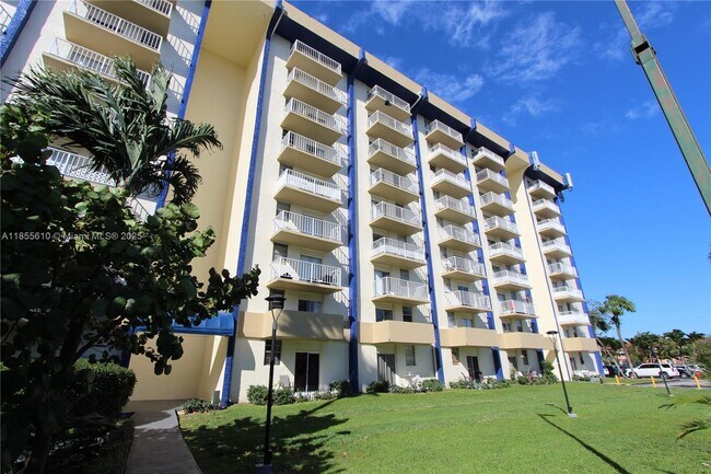 Building Photo - 4550 NW 9th St Unit 307E Rental