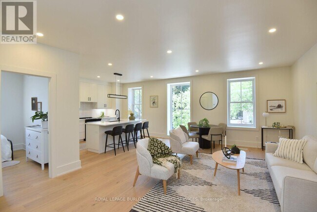 Photo - 284 Wilson St E