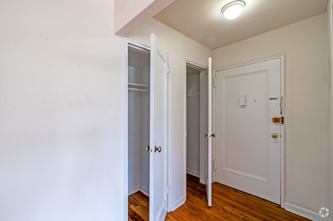 1BR, 1BA -700 SF - Entryway