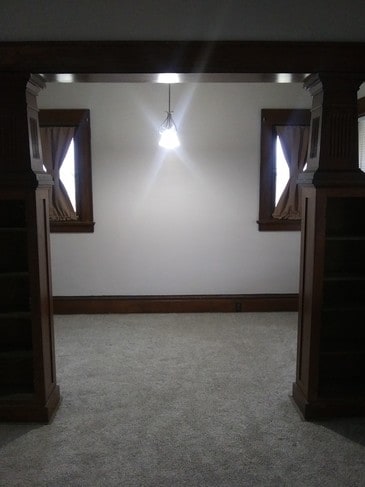 Rincón, junto a la puerta de entrada y al lado de la sala de estar. - 1145 s freedom ave