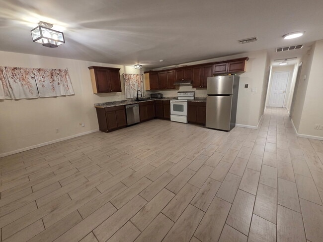 Photo - 400 Count St