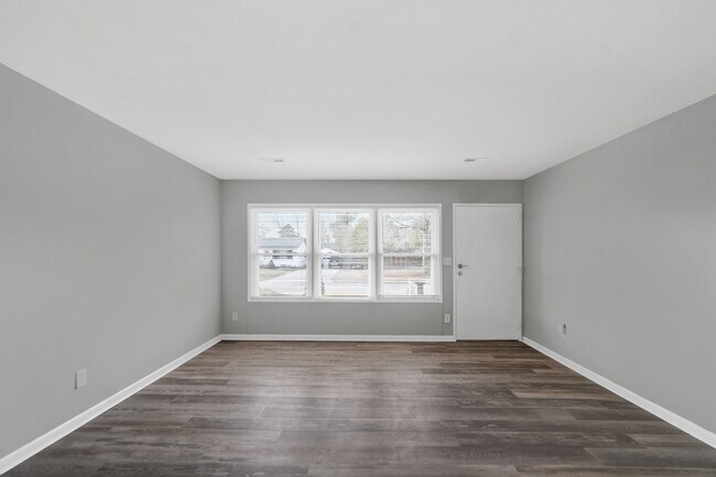 Photo - 328 Crisfield Rd